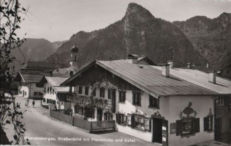 Oberammergau - Straßenbild mit Kirche - ca. 1985 Oberammergau - Straßenbild mit Kirche - ca. 1985