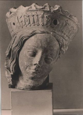 Kopf mit Krone aus Stein - 1964 Kopf mit Krone aus Stein - 1964