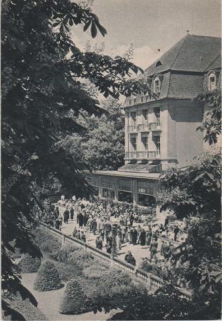 Bad Pyrmont - Kurpark, vor dem Kurhaus - ca. 1950 Bad Pyrmont - Kurpark, vor dem Kurhaus - ca. 1950