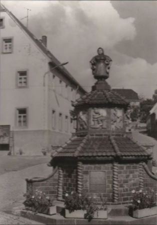Kohren-Sahlis - Marktplatz, Töpferbrunnen - 1978 Kohren-Sahlis - Marktplatz, Töpferbrunnen - 1978