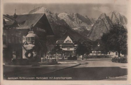 Garmisch-Partenkirchen - Marktplatz mit Zugspitzgruppe - ca. 1950 Garmisch-Partenkirchen - Marktplatz mit Zugspitzgruppe - ca. 1950
