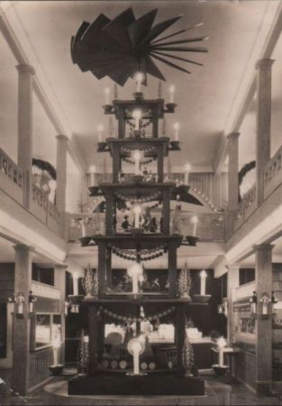 Seiffen - Große Pyramide im Erzgeb. Spielzeugmuseum - 1970 Seiffen - Große Pyramide im Erzgeb. Spielzeugmuseum - 1970