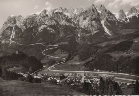 Österreich - Werfen - und Burg gegen das Tannengebirge - ca. 1965 Österreich - Werfen - und Burg gegen das Tannengebirge - ca. 1965
