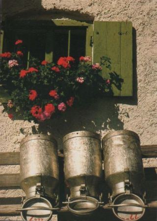 Milchkannen vor Fenster - 1976 Milchkannen vor Fenster - 1976