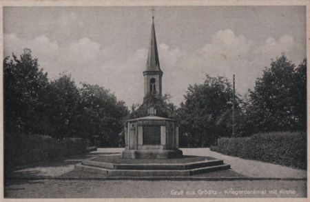 Gröditz - Kriegerdenkmal mit Kirche Gröditz - Kriegerdenkmal mit Kirche