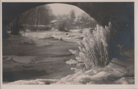Gefrorener Fluss unter Brücke Gefrorener Fluss unter Brücke