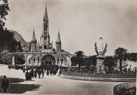 Frankreich - Lourdes - La Basilique et la Vierge couronnee - ca. 1965 Frankreich - Lourdes - La Basilique et la Vierge couronnee - ca. 1965