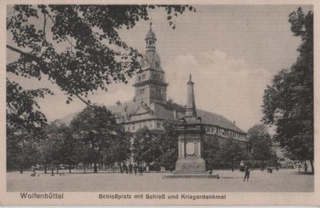 Wolfenbüttel - Schloßplatz mit Kriegerdenkmal - ca. 1935 Wolfenbüttel - Schloßplatz mit Kriegerdenkmal - ca. 1935