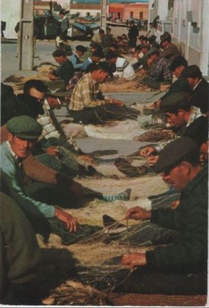 Portugal - Algarve - Pesadores consertando as redes - 1985 Portugal - Algarve - Pesadores consertando as redes - 1985