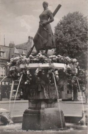 Husum - Asmussen-Woldsen-Brunnen - ca. 1960 Husum - Asmussen-Woldsen-Brunnen - ca. 1960