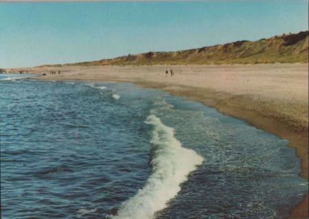 Spaziergänger am Meeresstrand - ca. 1980 Spaziergänger am Meeresstrand - ca. 1980