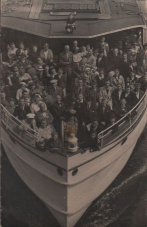 Viele Menschen auf einem Schiff - ca. 1950 Viele Menschen auf einem Schiff - ca. 1950