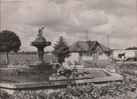 Polen - Ostroda - Fontanna kolo przystani Zeglugi Gdanskiej - ca. 1965 Polen - Ostroda - Fontanna kolo przystani Zeglugi Gdanskiej - ca. 1965
