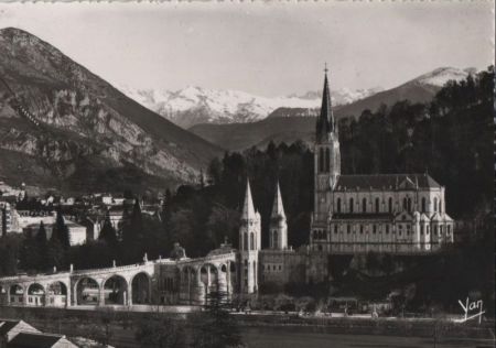 Frankreich - Lourdes - La Basilique - ca. 1960 Frankreich - Lourdes - La Basilique - ca. 1960