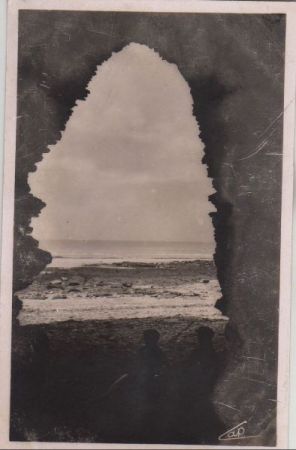 Höhle in den Klippen - ca. 1950 Höhle in den Klippen - ca. 1950