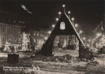 Schneeberg - Kaue und Pyramide am Rathaus - ca. 1960 Schneeberg - Kaue und Pyramide am Rathaus - ca. 1960