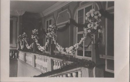 Veranda mit Blumenschmuck Veranda mit Blumenschmuck