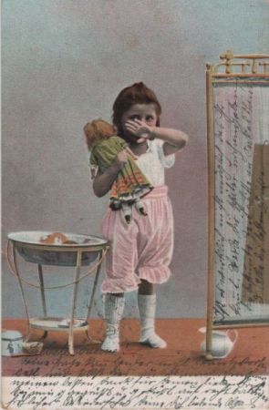 Kind mit Puppe Kind mit Puppe