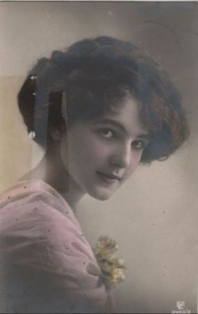 Frau mit dunklen Augen Frau mit dunklen Augen