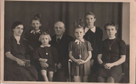 Familienbild mit vier Kindern Familienbild mit vier Kindern