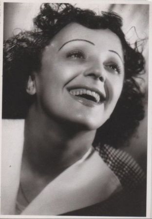 Edith Piaf lachend Edith Piaf lachend