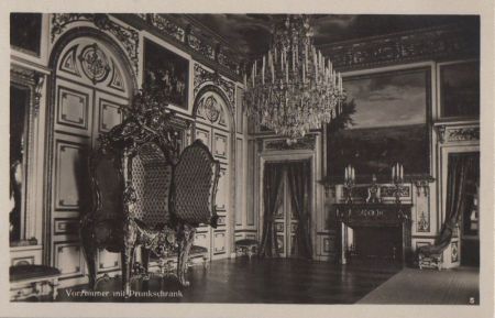 unbekannter Ort - Vorzimmer mit Prunkschrank - ca. 1950 unbekannter Ort - Vorzimmer mit Prunkschrank - ca. 1950