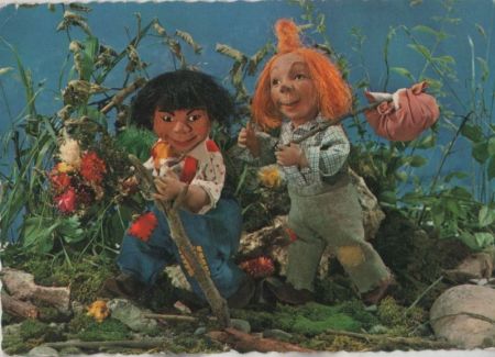 Zwei Puppen im Gelände Zwei Puppen im Gelände