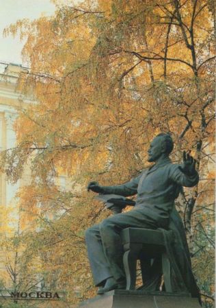 Moskau - Russland - Statue, sitzend Moskau - Russland - Statue, sitzend