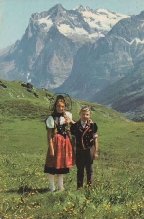 Bern - Schweiz - Trachtenmädchen und Sennenbub Bern - Schweiz - Trachtenmädchen und Sennenbub