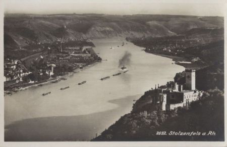 Stolzenfels (OT von Koblenz) - Dampfer auf dem Rhein Stolzenfels (OT von Koblenz) - Dampfer auf dem Rhein