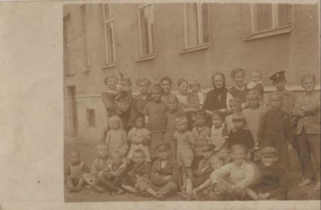 Menschengruppe vor Haus Menschengruppe vor Haus