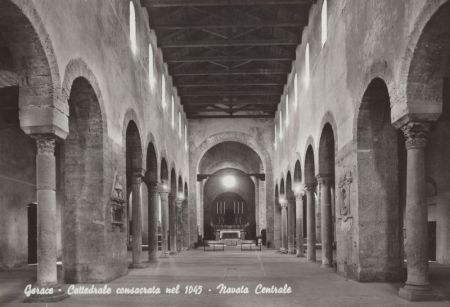 Gerace - Italien - Cattedrale, Navata Centrale Gerace - Italien - Cattedrale, Navata Centrale