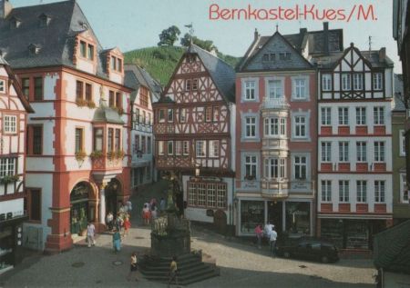 Bernkastel-Kues - Marktplatz mit Rathaus Bernkastel-Kues - Marktplatz mit Rathaus