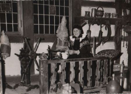 Sarstedt-Hotteln - Stümpelhof, Bäuerin am Spinnrad - ca. 1965 Sarstedt-Hotteln - Stümpelhof, Bäuerin am Spinnrad - ca. 1965