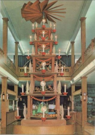 Seiffen - Spielzeugmuseum, hohe Pyramide - 1979 Seiffen - Spielzeugmuseum, hohe Pyramide - 1979