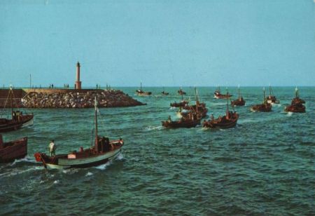 Spanien - Cambrils - Barcas saliendo a la pesca - ca. 1980 Spanien - Cambrils - Barcas saliendo a la pesca - ca. 1980