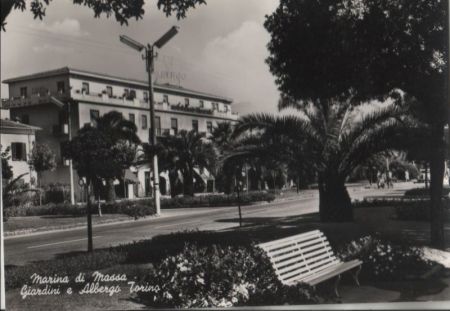 Italien - Marina di Massa - Giardini e Albergo Torino - ca. 1955 Italien - Marina di Massa - Giardini e Albergo Torino - ca. 1955