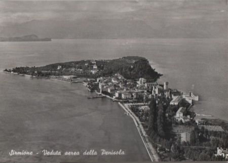 Italien - Sirmione - Veduta aera della Penisola - ca. 1960 Italien - Sirmione - Veduta aera della Penisola - ca. 1960