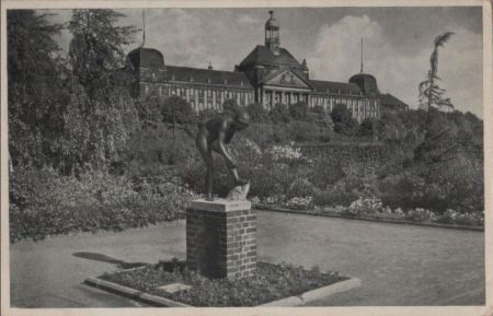 Düsseldorf - Rheinpark, Regierung, Sandalenbinderin - ca. 1950 Düsseldorf - Rheinpark, Regierung, Sandalenbinderin - ca. 1950